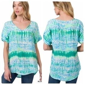Flirty blue+green scattered print v-neck top in poly ez care NWOT